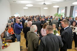 Gäste zu Beginn des Empfangs im Saal