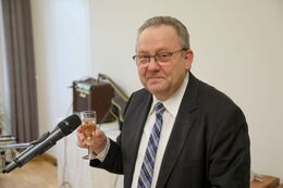 Prosit auf ein gutes Jahr 2023 - Veit Künzelmann erhebt das Glas