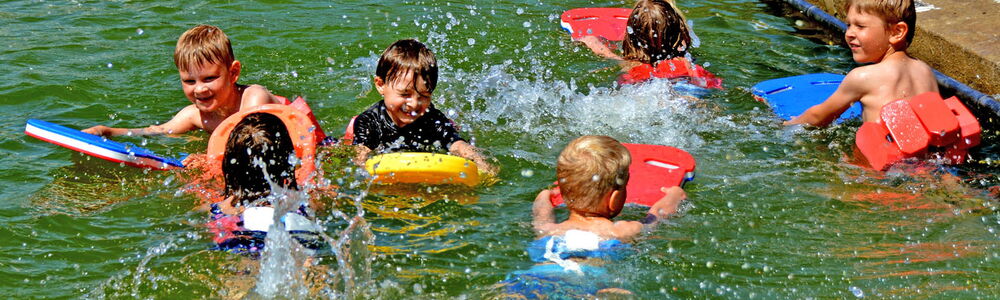 Schwimmkurs der Vorschulkinder im Freibad Wachau