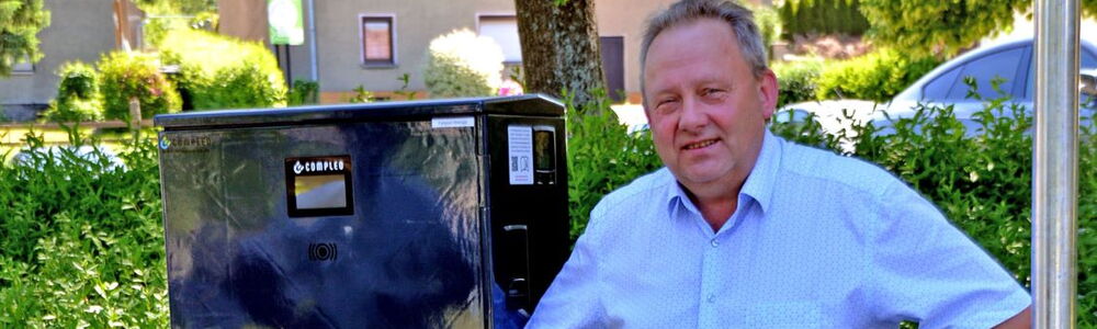Bürgermeister Veit Künzelmann vor der E-Tankstelle am Parkplatz Hauptstraße in Wachau