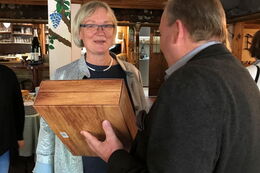 Bürgermeister Veit Künzelmann überreicht Frau Dr. Siegmund im Gastraum des Erbgerichtes Wachau ein Präsent anlässlich ihres 60. Geburtstages