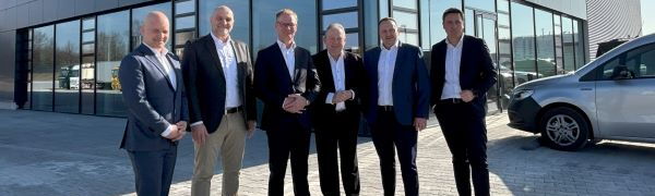 Betriebsleiter und Manager der beiteiligten Firmen stehen mit Bürgermeister Veit Künzelmann stehen vor dem neuen Gebäude der FTA GmbH in Leppersdorf