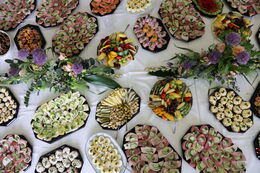 Buffet von Hillmanns Gaststätte "Zum Schmalzberg" in Lomnitz mit belegten Schnittchen, Fingerfood und Obst