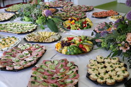Buffet von Hillmanns Gaststätte "Zum Schmalzberg" in Lomnitz mit belegten Schnittchen, Fingerfood und Obst
