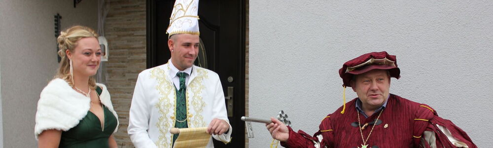 Bürgermeister Veit Künzelmann übergibt symbolisch Schlüssel und Kasse an Prinzenpaar des LCC am 11.11.2020