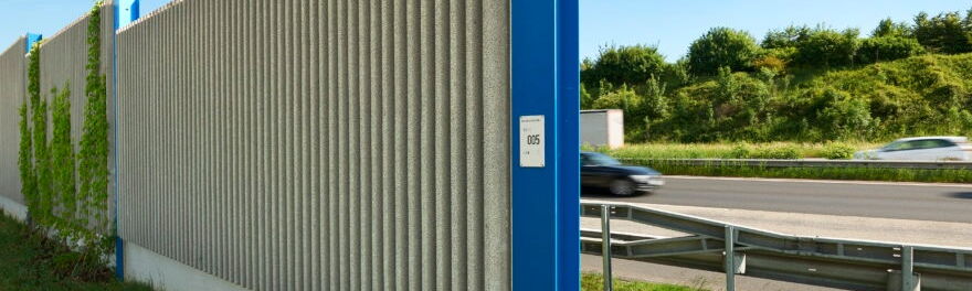 Laermschutzwand an einer Autobahn