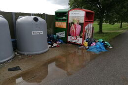 abgelagerter Muell am Containerstellplatz in Leppersdorf