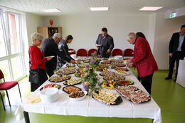 Buffet von Hillmanns Gaststätte "Zum Schmalzberg" in Lomnitz mit belegten Schnittchen, Fingerfood und Obst