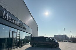 Außenansicht des Gebäudes der FTA GmbH in Leppersdorf zur Einweihung am 07.03.2025 mit dem Werksgelände der Sachsenmilch Leppersdorf im Hintergrund