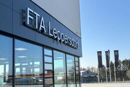 Gebäude der FTA GmbH in Leppersdorf zur Einweihung am 07.03.2025 mit Blick auf das Firmenlogo über dem Eingangsbereich