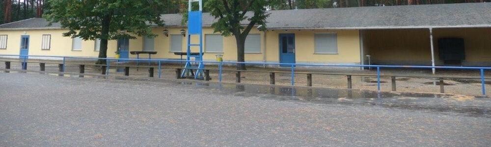 Sportplatz und Vereinsgebäude in Lomnitz