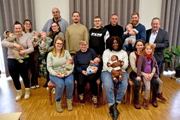 Eltern mit ihren Kindern und Bürgermeister Veit Künzelmann zum Babyempfang am 18.02.2026 im Sitzungssaal der Gemeinde Wachau