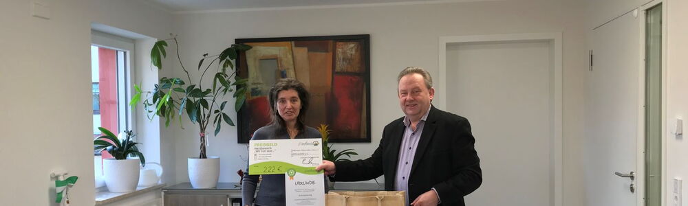 Bürgermeister Veit Künzelmann überreicht im Namen des Westlausitz e.V. das Präsent an den Preisträger Förderverein Schloss Seifersdorf e.V. in der Kategorie "... für unsere Zukunft!"