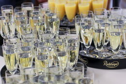 Begrüßungsgetränke Sekt- und Saftgläser